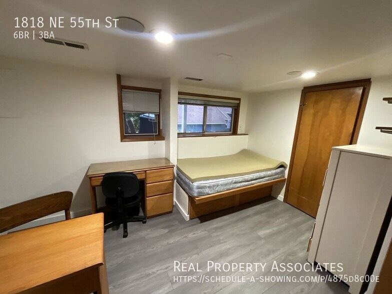 Building Photo - 1818 NE 55th St