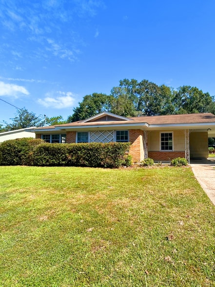 Primary Photo - 2688 Cheshire Dr S