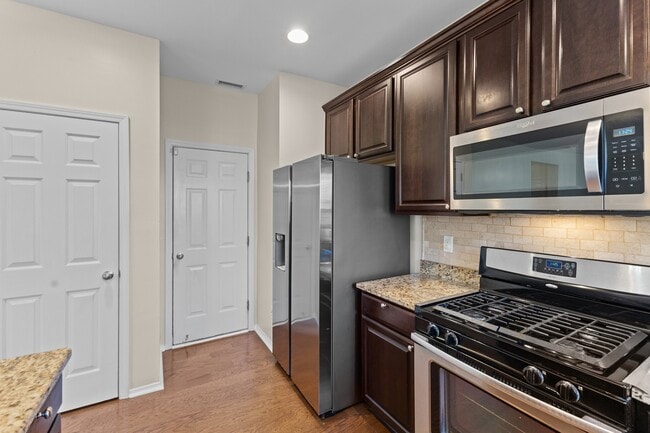 Building Photo - 5023 Lake Grove Blvd