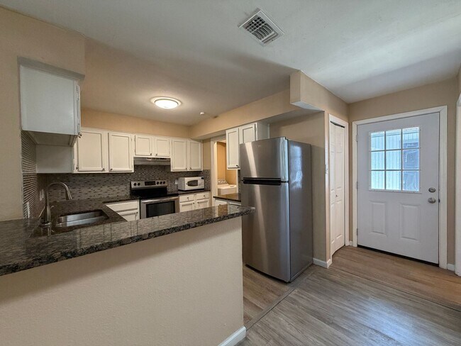Building Photo - South Side Two Story Townhome!!