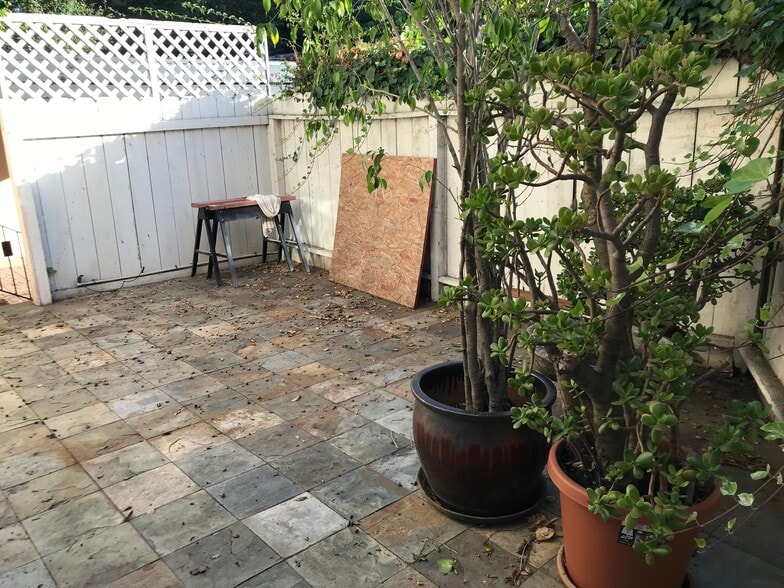 Front Patio - 1815 N Beverly Glen Blvd