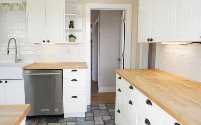 Building Photo - Single Family Home close to Sloan's Lake