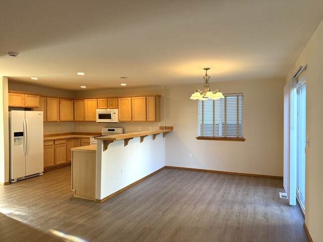 Building Photo - Newly Updated and Pet Friendly!