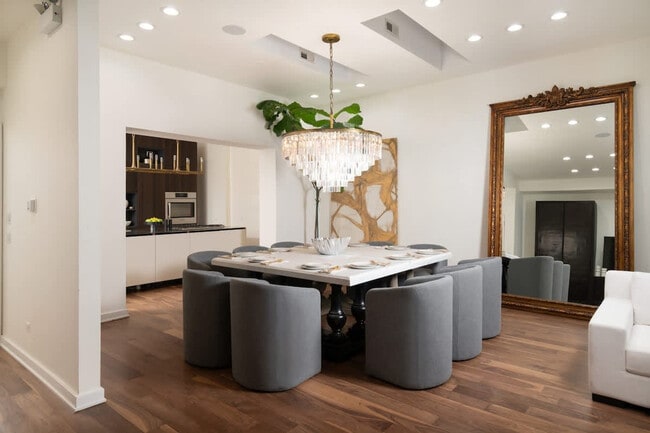 Building Photo - 22 E Elm St