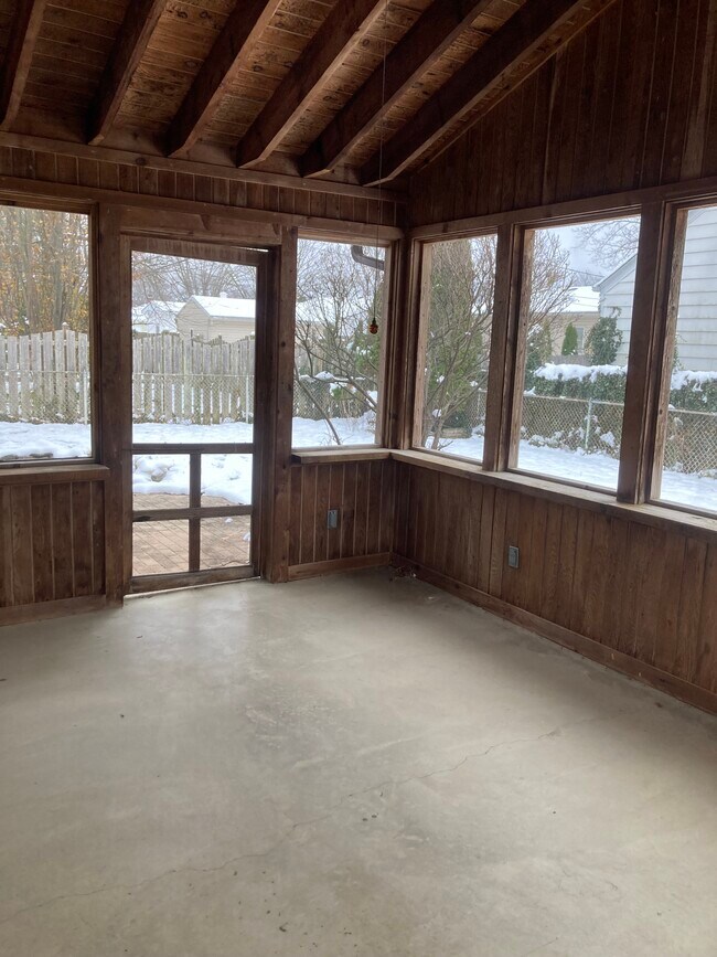 Building Photo - 2401 Bristol Rd