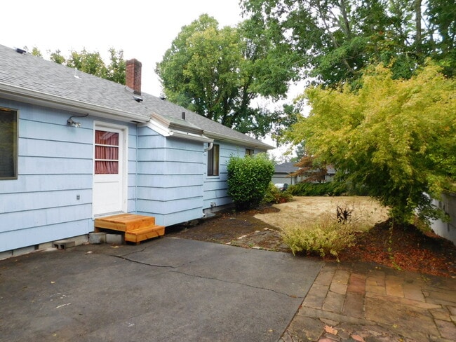 Building Photo - 4Bd/1.5Ba Two Story Home - Available End o...