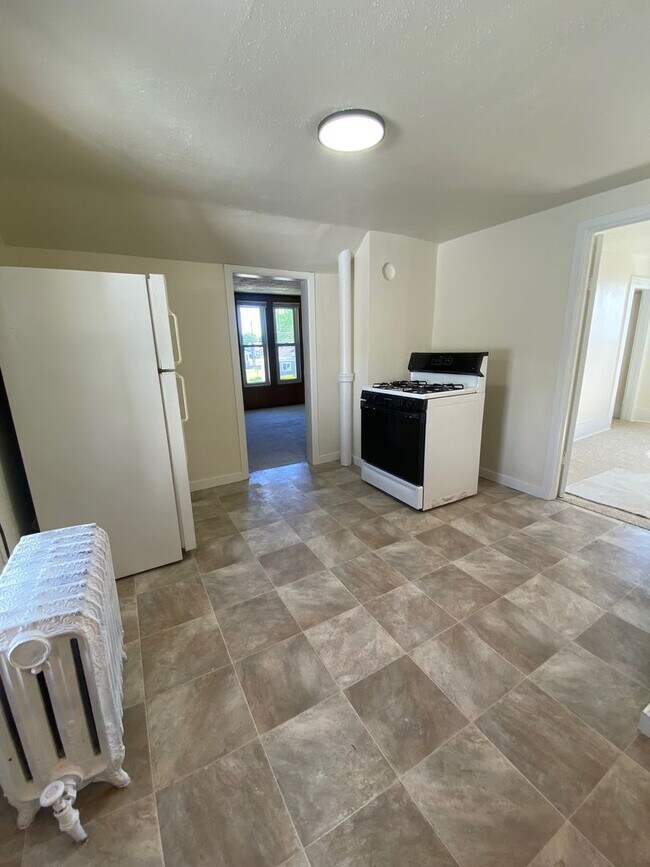 Building Photo - 452 W 10th Ave