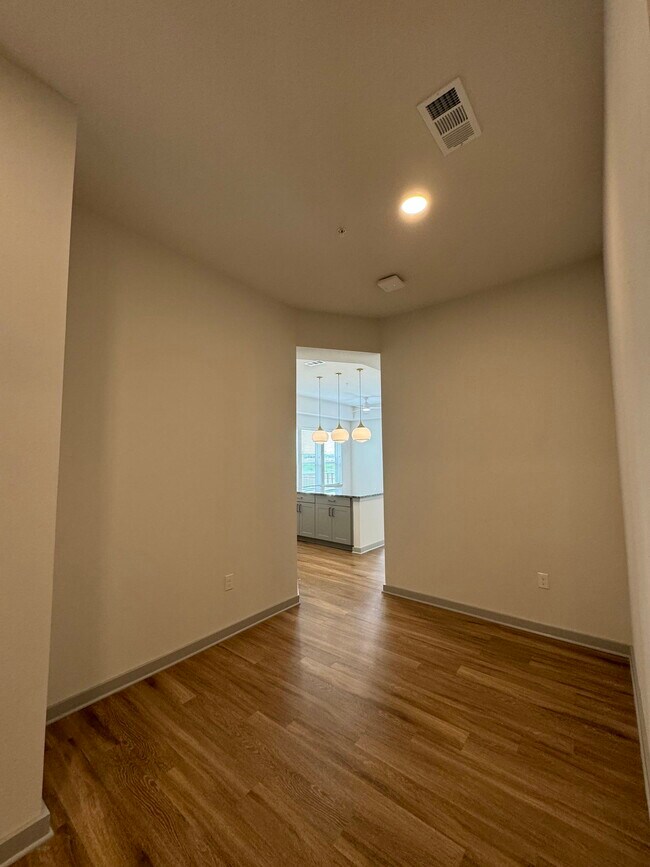 Building Photo - 4700 Lakeside Holw St