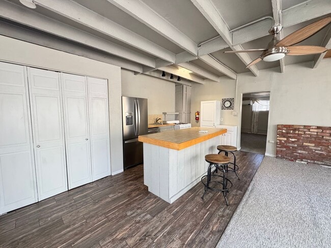 Building Photo - Los Ranchos Casita with Utilities Included!