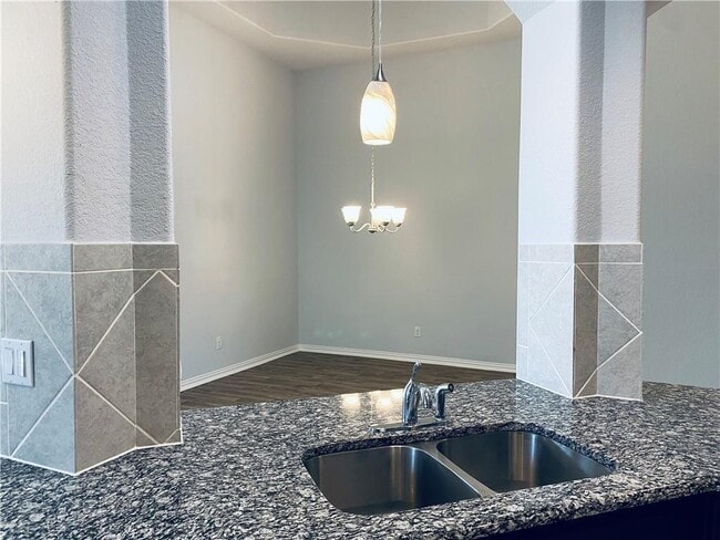 Building Photo - 1009 Sundrops St