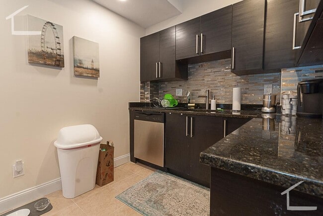 Building Photo - Beautiful & Renovated 2 bed in Brookline... Really Nice Listing!!