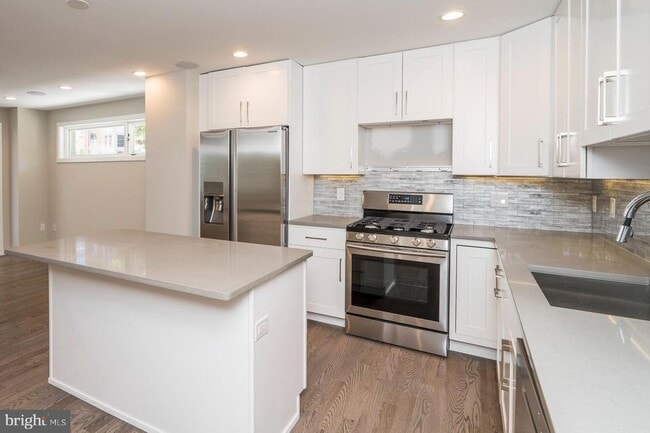 Building Photo - 1701 Bainbridge St