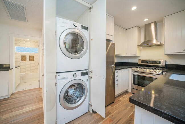 Building Photo - 511 Micheltorena St