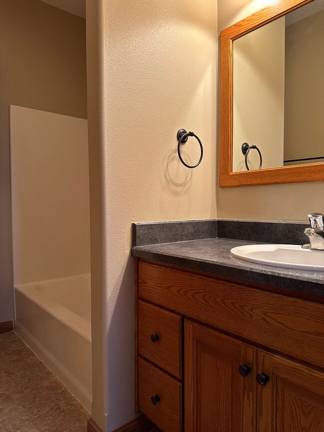 Building Photo - 4 Bedroom Townhome