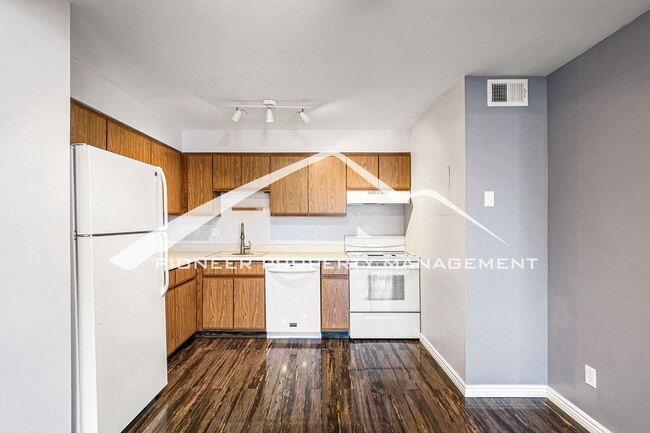 Building Photo - Cozy Condo with Balcony and Washer/Dryer