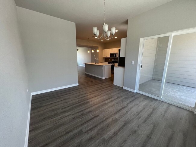 Building Photo - Immaculate Townhome Close to Woodmen and P...