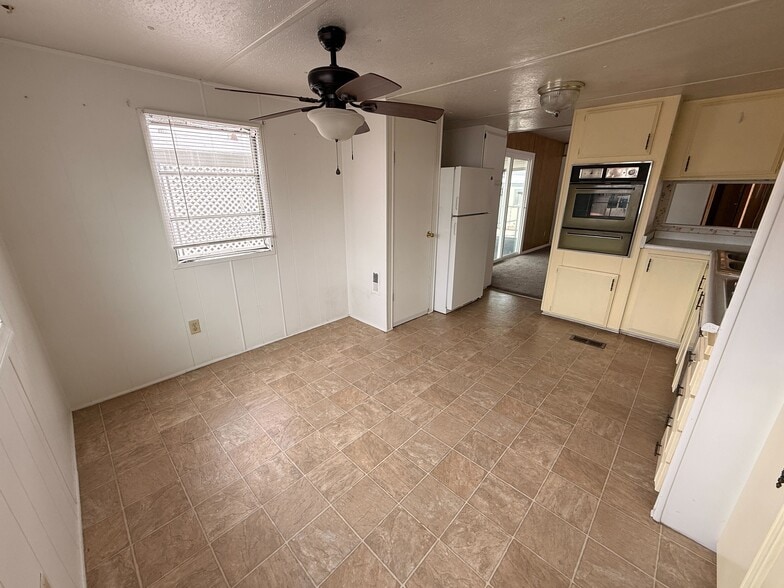 Building Photo - 3601 E Wyoming Ave