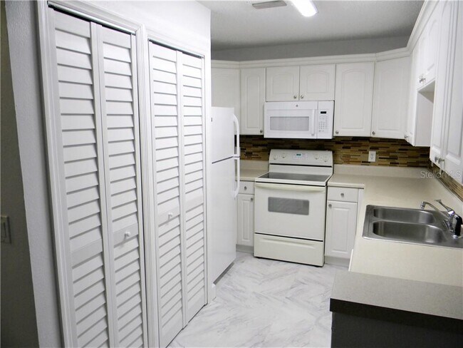Building Photo - 8846 Coral Palms Ct