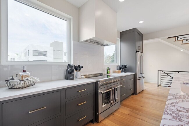 Building Photo - 1117 3rd Ave S