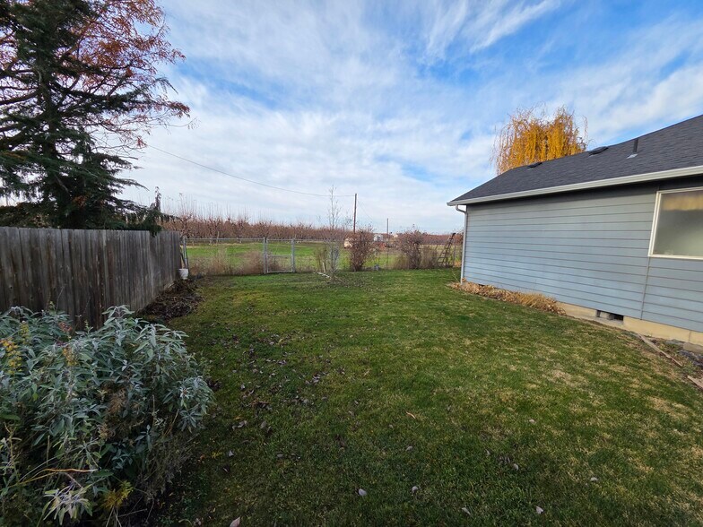 Building Photo - 208 Sunset Ln