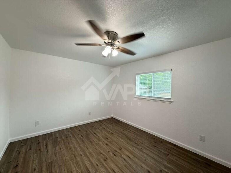 Building Photo - 242 Glamis Ave