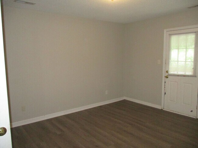 Building Photo - Inviting 2 bedroom duplex apartment in the...