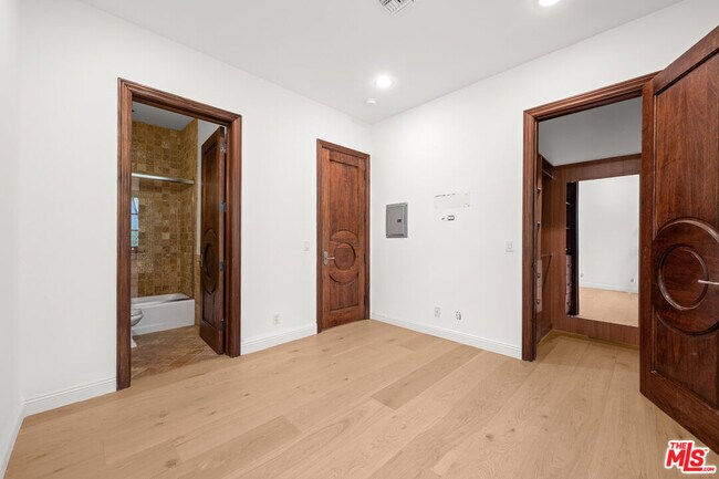 Building Photo - 119 N Maple Dr