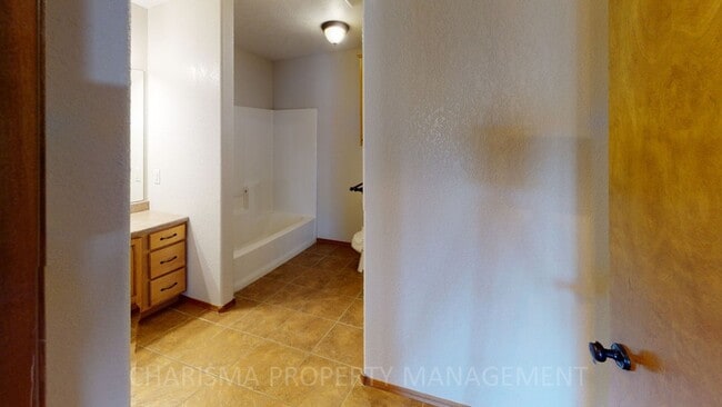 Building Photo - BEAUTIFUL 4 BD, 2 BA TOWNHOME WITH A FULLY EQUIPED KITCHEN, VAULTED CEILINGS, FIREPLACE, ATTACHED...
