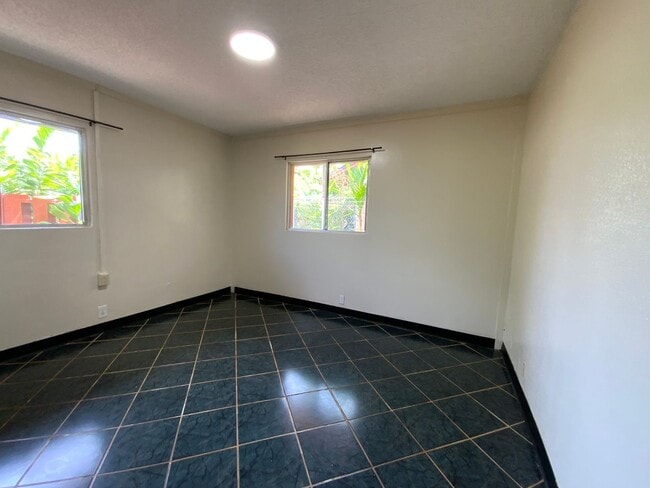 Building Photo - T1171