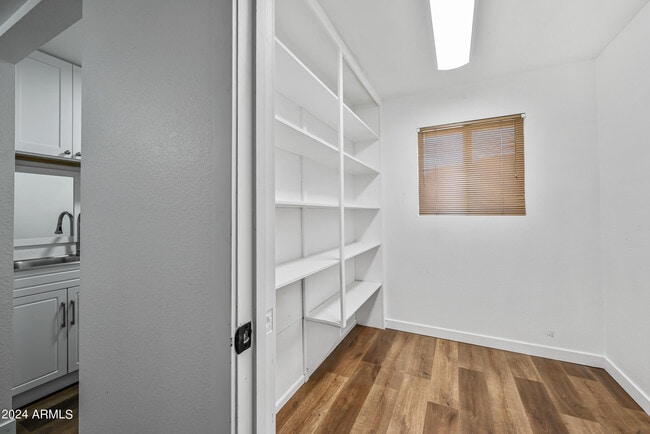 Building Photo - 530 E Fairmont Dr