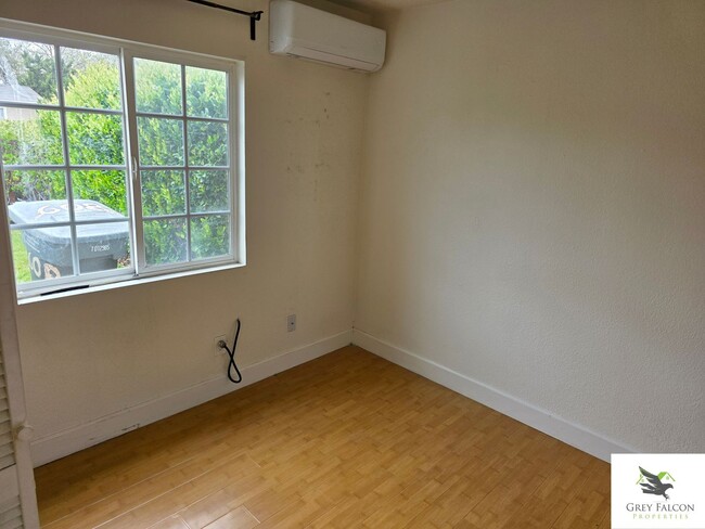 Building Photo - Cozy 1 bedroom home with private yards and...