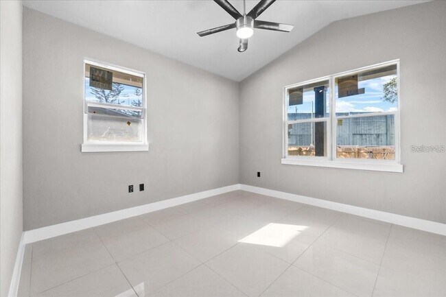 Building Photo - 724 W Crescent Dr