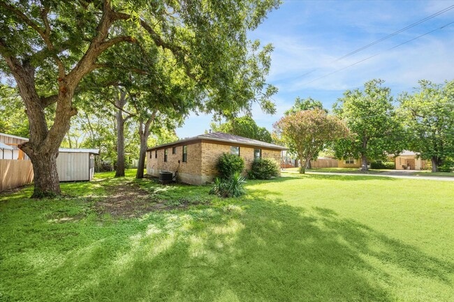 Building Photo - 1201 E Alamo St