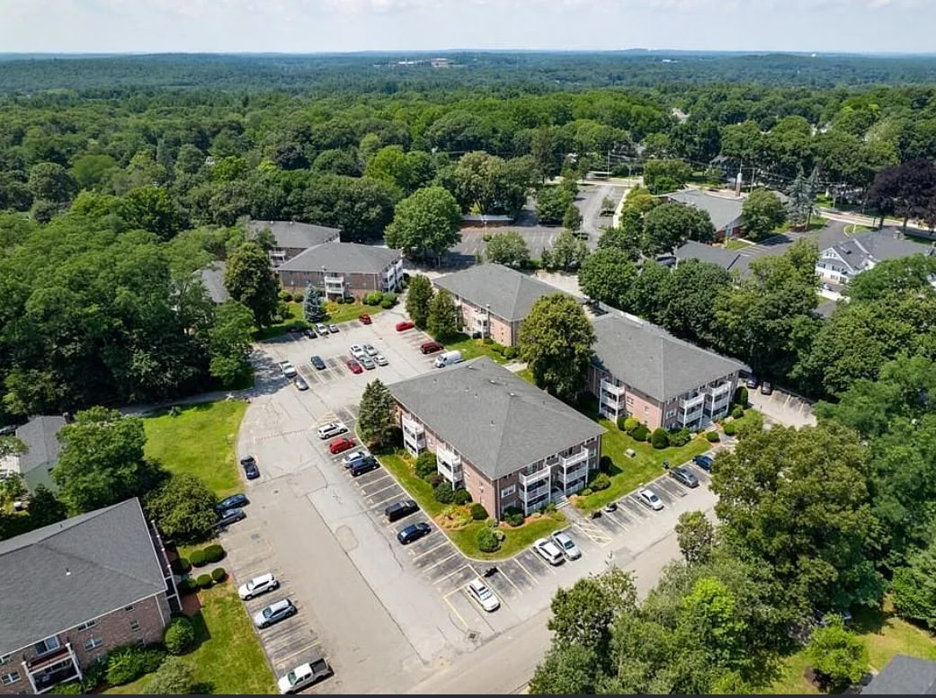 Building Photo - 10 Karen Cir