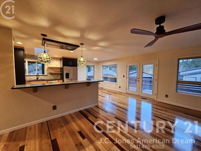 Building Photo - Prime Southern Oregon Location for the Outdoor Enthusiast