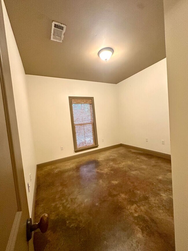 Building Photo - 10243 Hillmont Ave