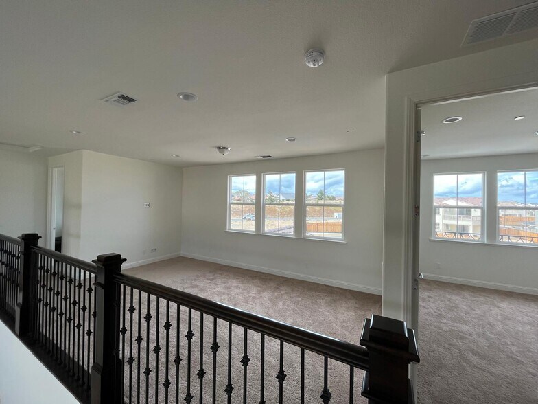 Building Photo - 499 Russell Way