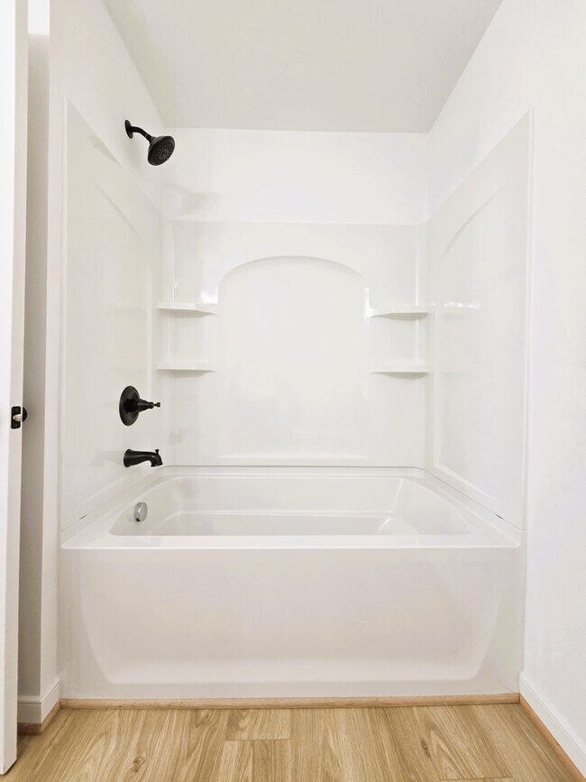 Building Photo - Large 3 story home located in Glenwood Park just minutes from downtown Richmond