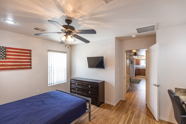 Building Photo - 800 Sherwood Dr