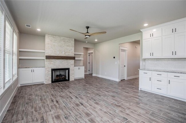 Building Photo - 104 White Oak St