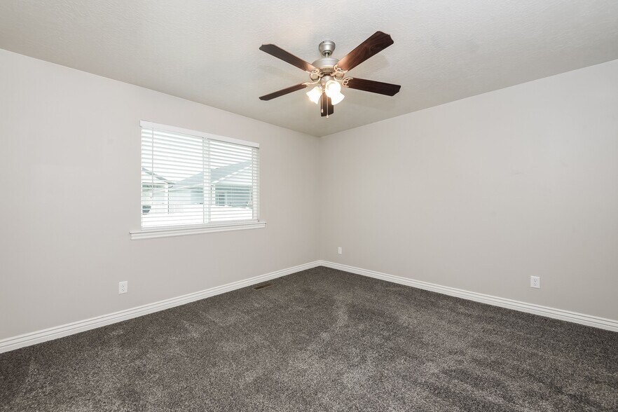 Building Photo - 2251 E Maple Dr