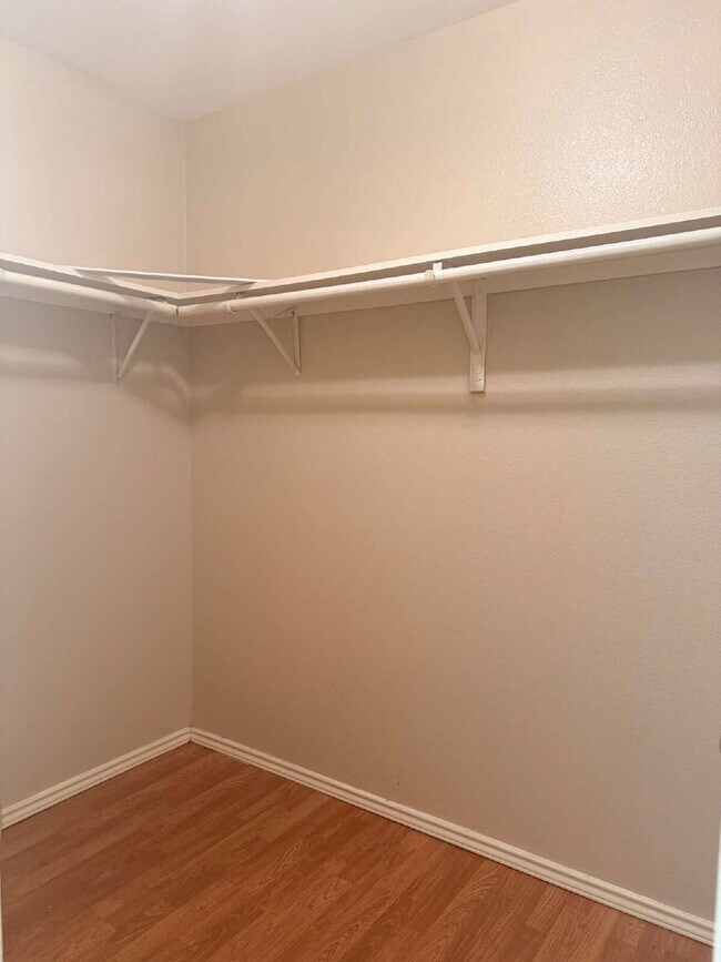 Building Photo - Three Bed/ Two Bath in Hollywood Park