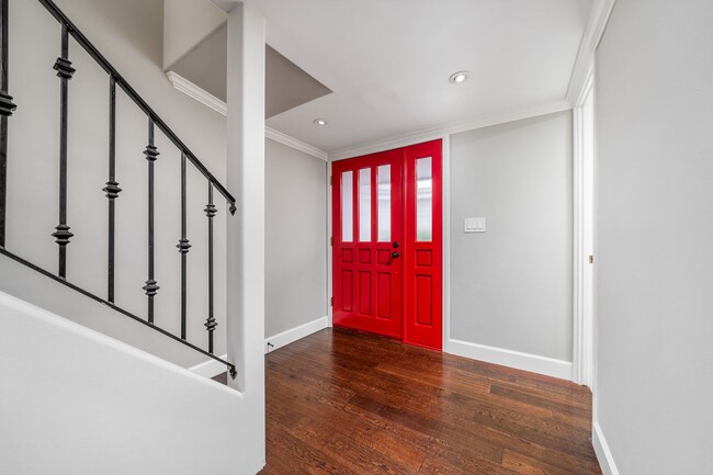 Building Photo - Upgraded 3 bed 2.5 bath Townhome in Newpor...