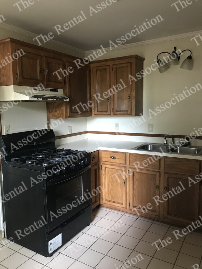 Building Photo - 1202 N McGuire Ave