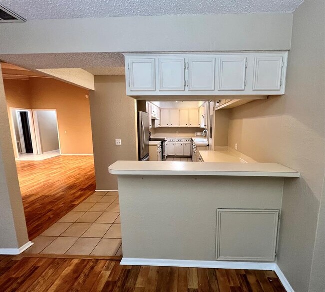 Building Photo - 2403 La Rochelle Dr