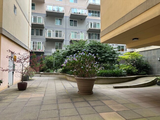 Building Photo - Beautiful 1 bed condo in the heart of Bell...