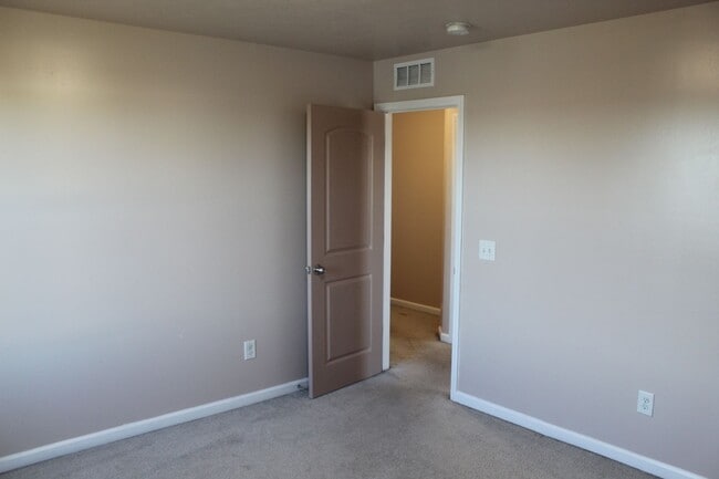 Building Photo - Beautiful 4 Bedroom in Avon!