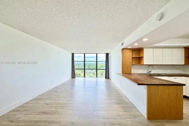 Building Photo - 1000 Parkview Dr