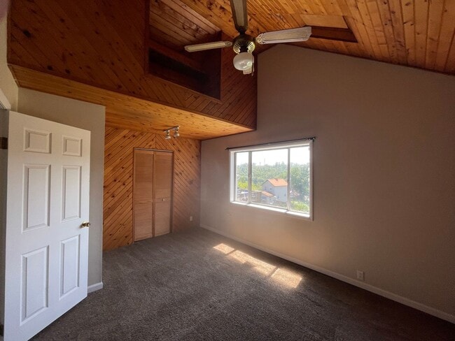 Building Photo - AVAILABLE NOW!! 3 BED 1 BATH SINGLE FAMILY...