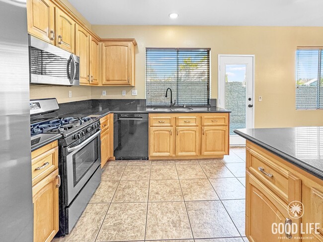 Building Photo - Immaculate 4Bd/2.5Ba Home with New Fridge, AC, Fenced Back Patio in Aliso Viejo!